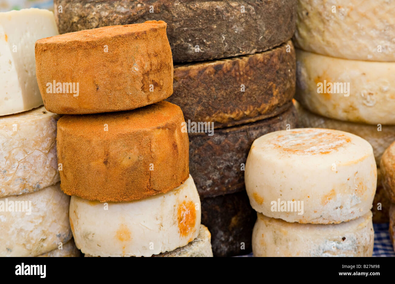 Du fromage local Flor de Guia de brebis et de chèvre en marché le dimanche Teror Gran Canaria Espagne Banque D'Images