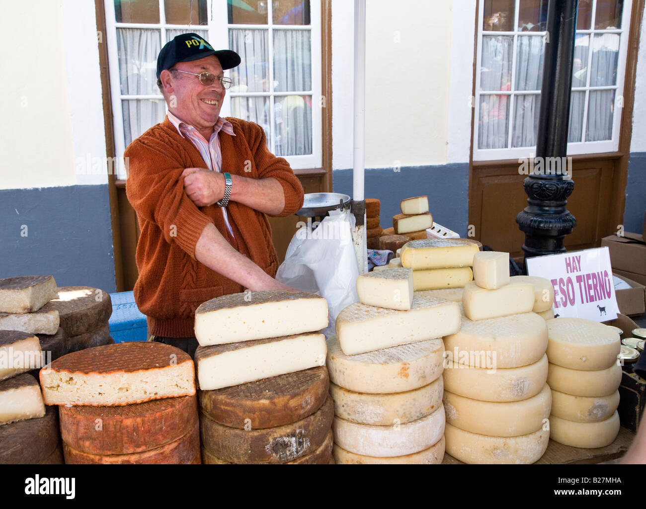 L'homme de vendre du fromage local Flor de Guia de brebis et de chèvre en marché le dimanche Teror Gran Canaria Espagne Banque D'Images