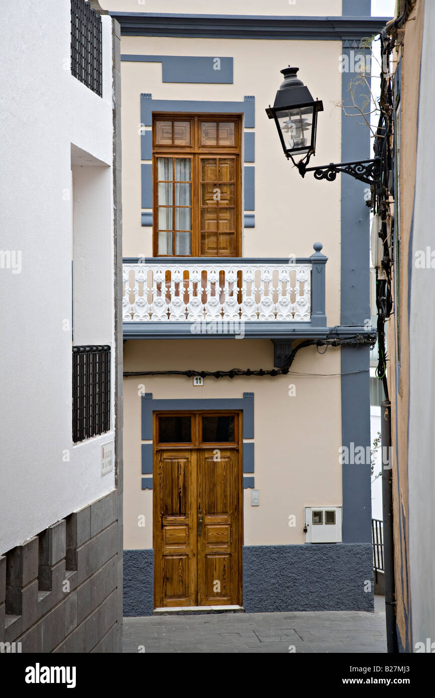Rue étroite avec balcon et lampe Teror Gran Canaria Espagne Banque D'Images