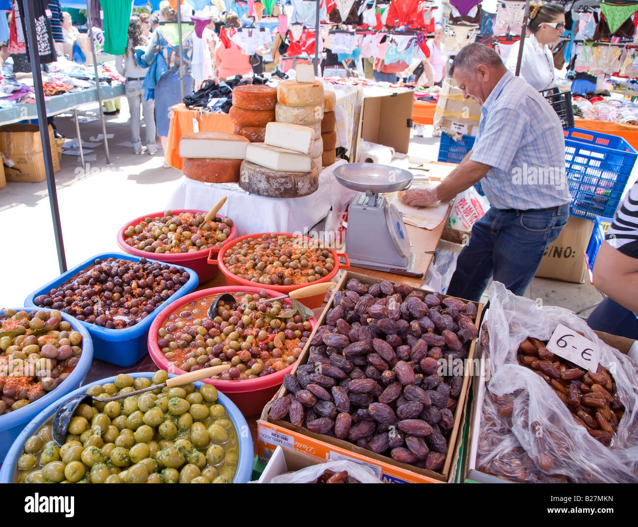 Fromage vente homme dates et olives à food au marché dimanche Teror Gran Canaria Espagne Banque D'Images