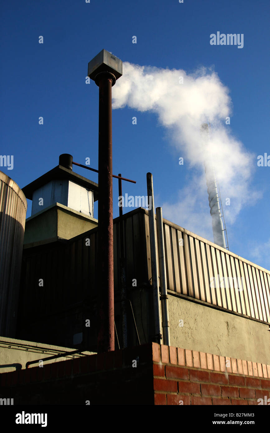 La vapeur libérée dans l'atmosphère contre un ciel bleu Banque D'Images