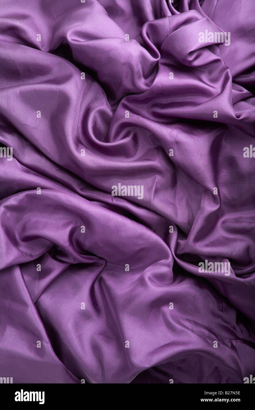 Résumé fond violet tissu de soie avec des vagues Banque D'Images