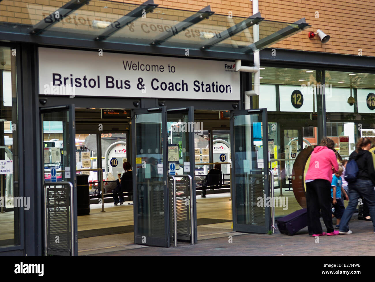 Bus et gare routière de Bristol en Angleterre Photo Stock - Alamy