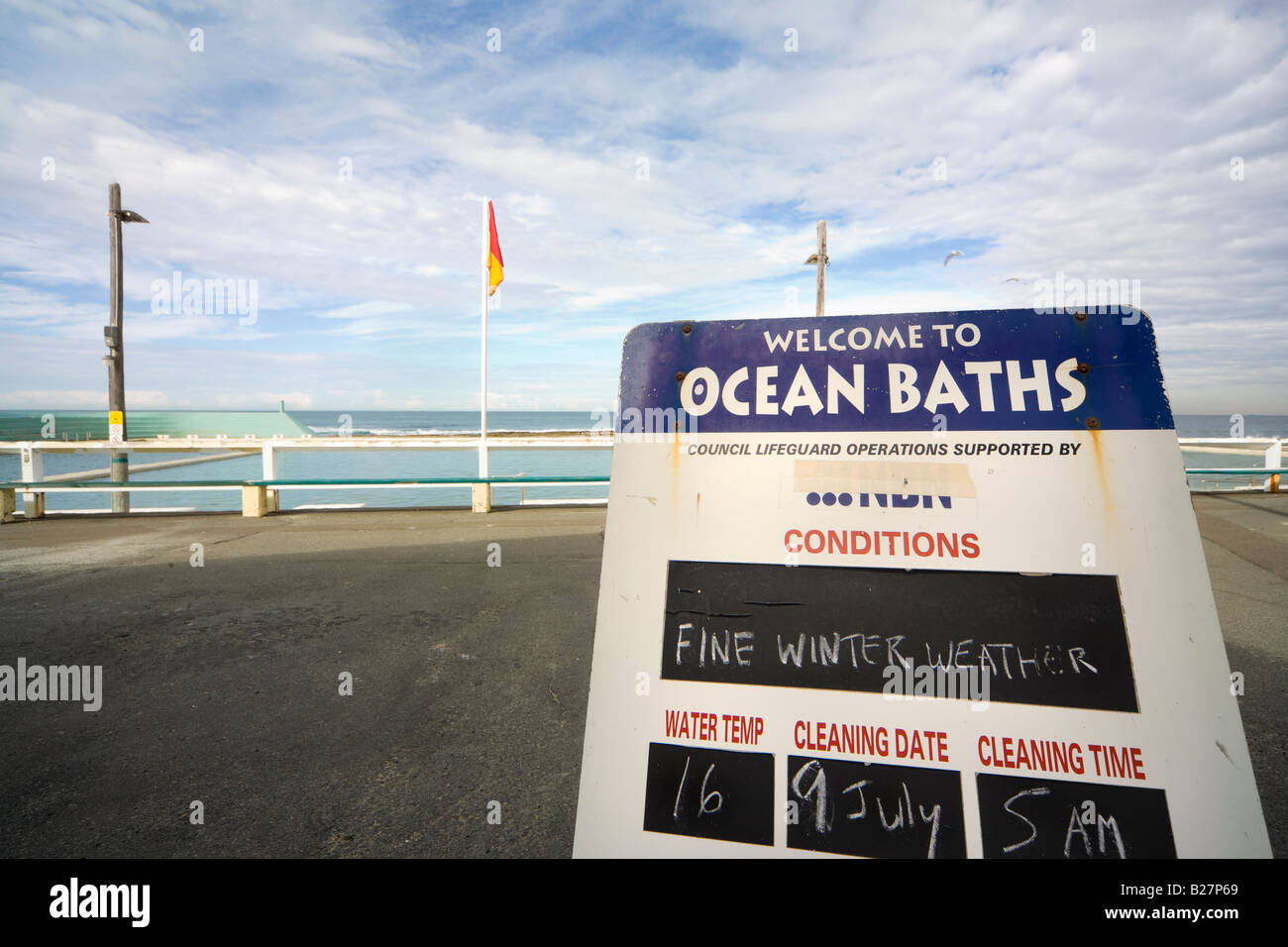 Panneau avec les conditions météorologiques et la température de l'eau. Style Art déco historique des bains de mer à Newcastle, NSW, Australie. Banque D'Images