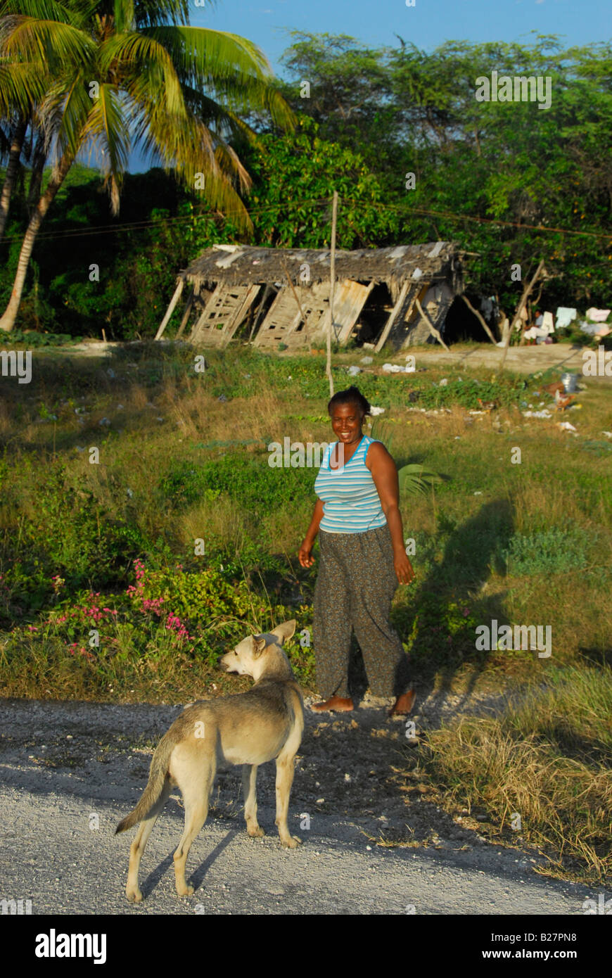 Femme avec chien dans un quartier pauvre près de Neiba village sur la côte nord de la République dominicaine, le lac Enriquillo Banque D'Images