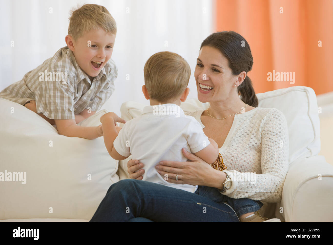 Mère et fils smiling at baby Banque D'Images