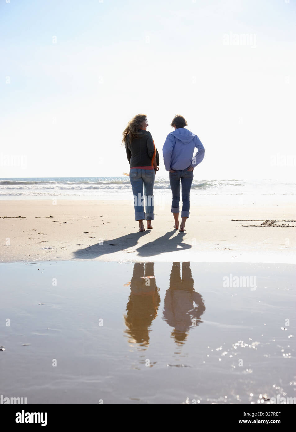 Deux femmes walking on beach Banque D'Images