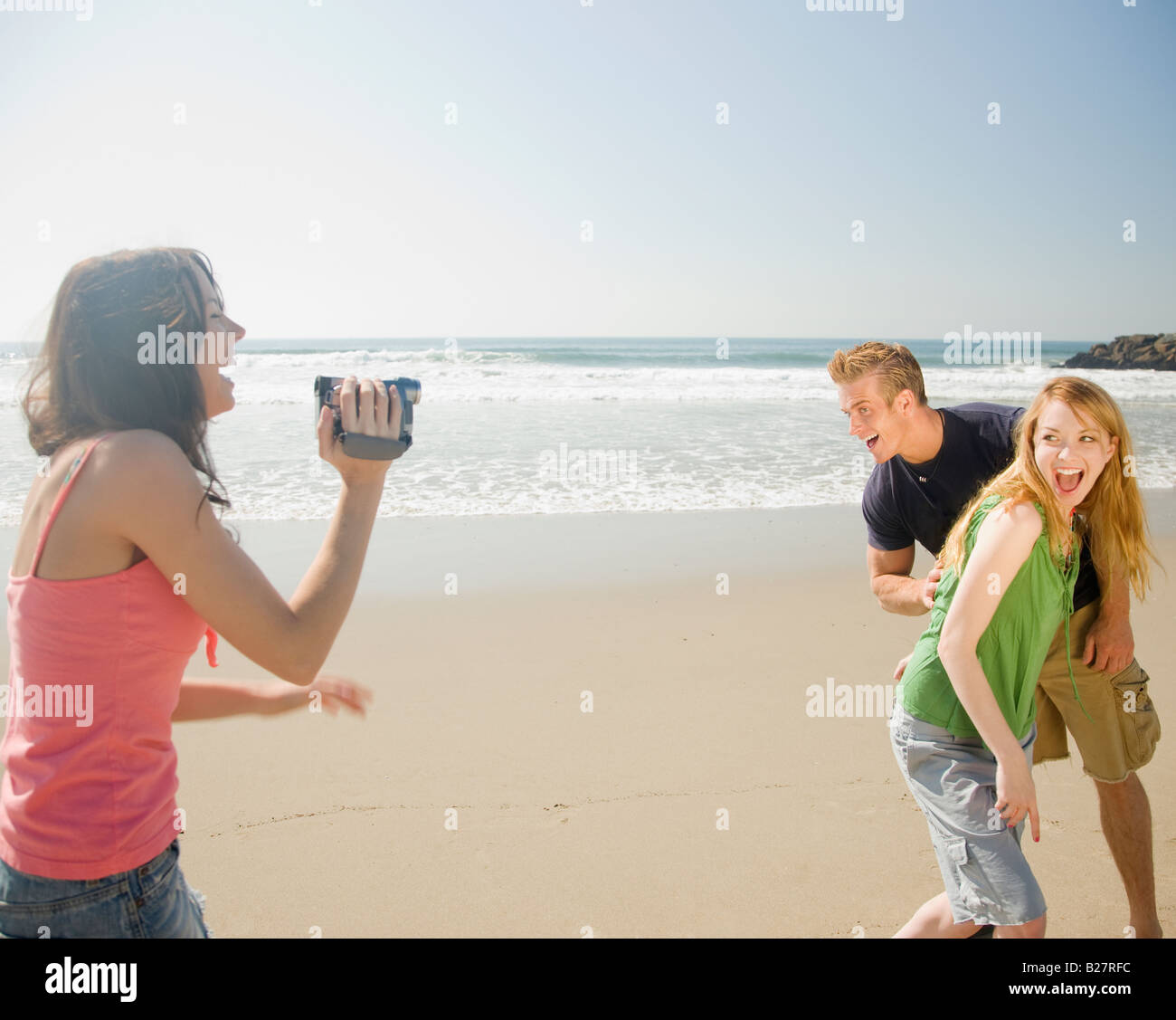 Femme amis Enregistrement vidéo at beach Banque D'Images