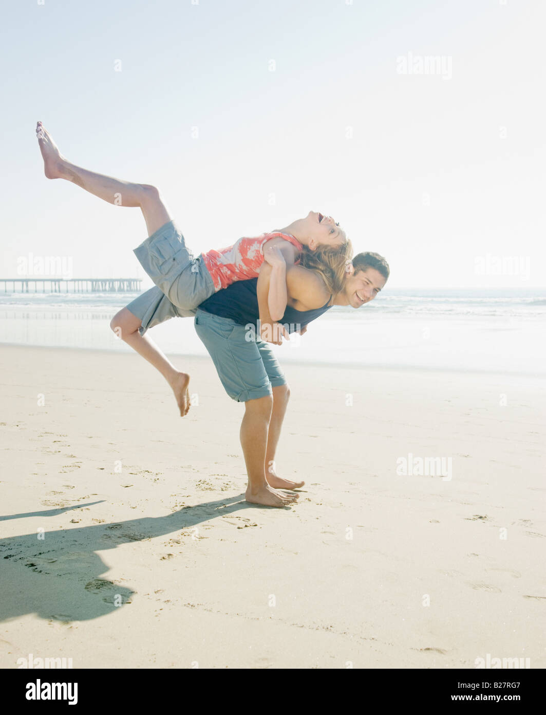 Couple de jouer sur la plage Banque D'Images