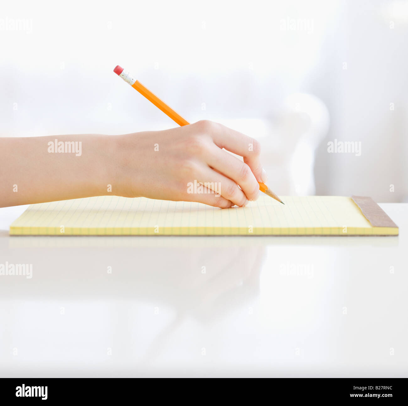 Woman writing on notepad Banque D'Images