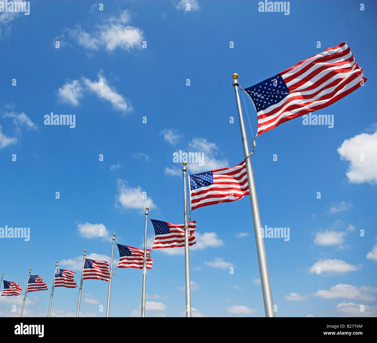 Low angle view of American flags, Washington DC, United States Banque D'Images