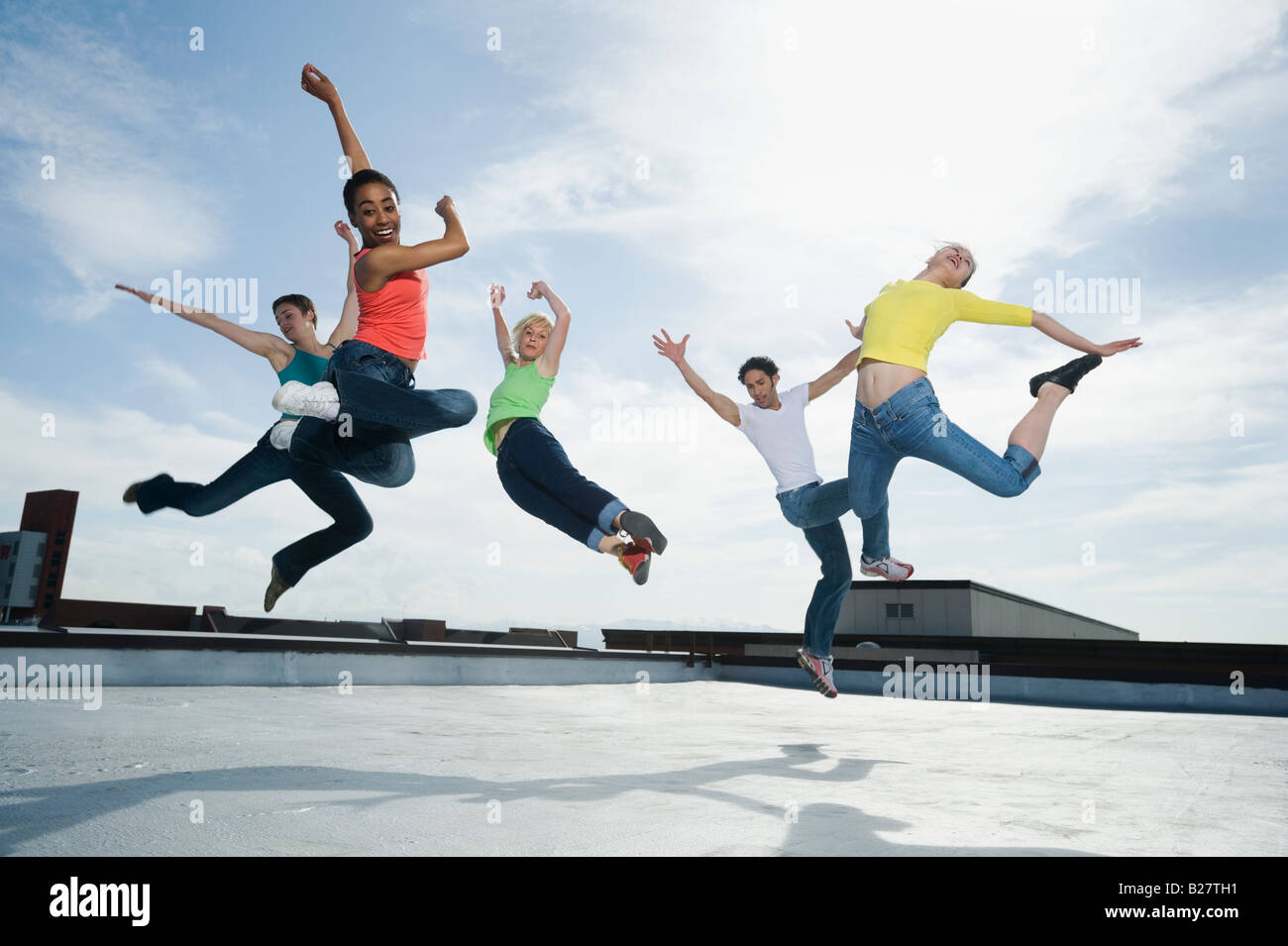 Groupe multi-ethnique de la danse moderne qui fonctionne Banque D'Images