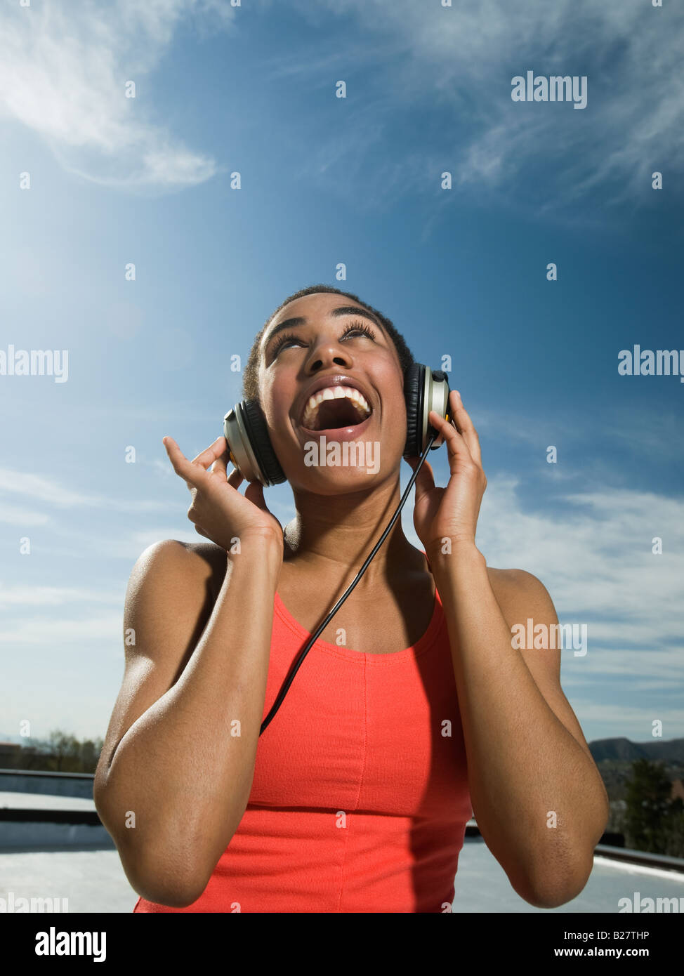 African woman listening to headphones Banque D'Images