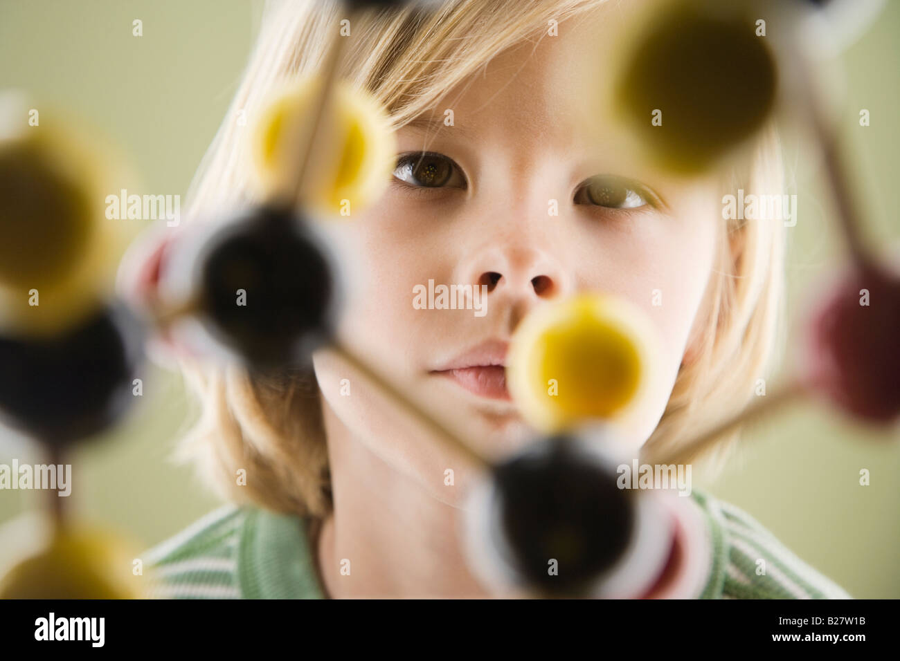 Garçon à la recherche de modèle moléculaire Banque D'Images