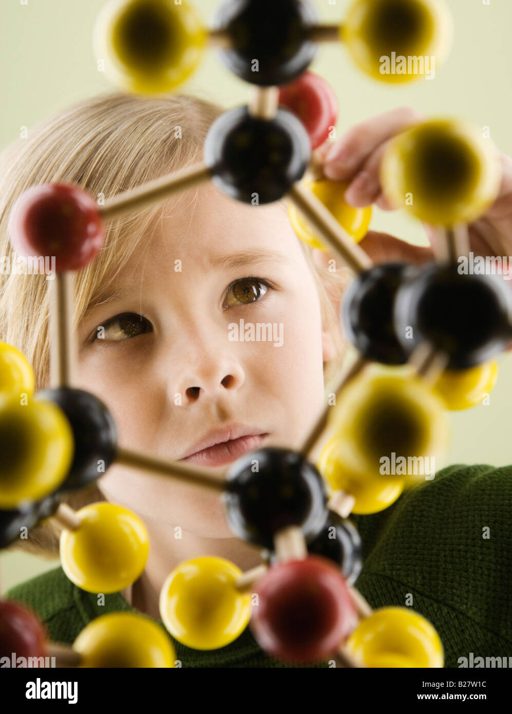 Garçon à la recherche de modèle moléculaire Banque D'Images