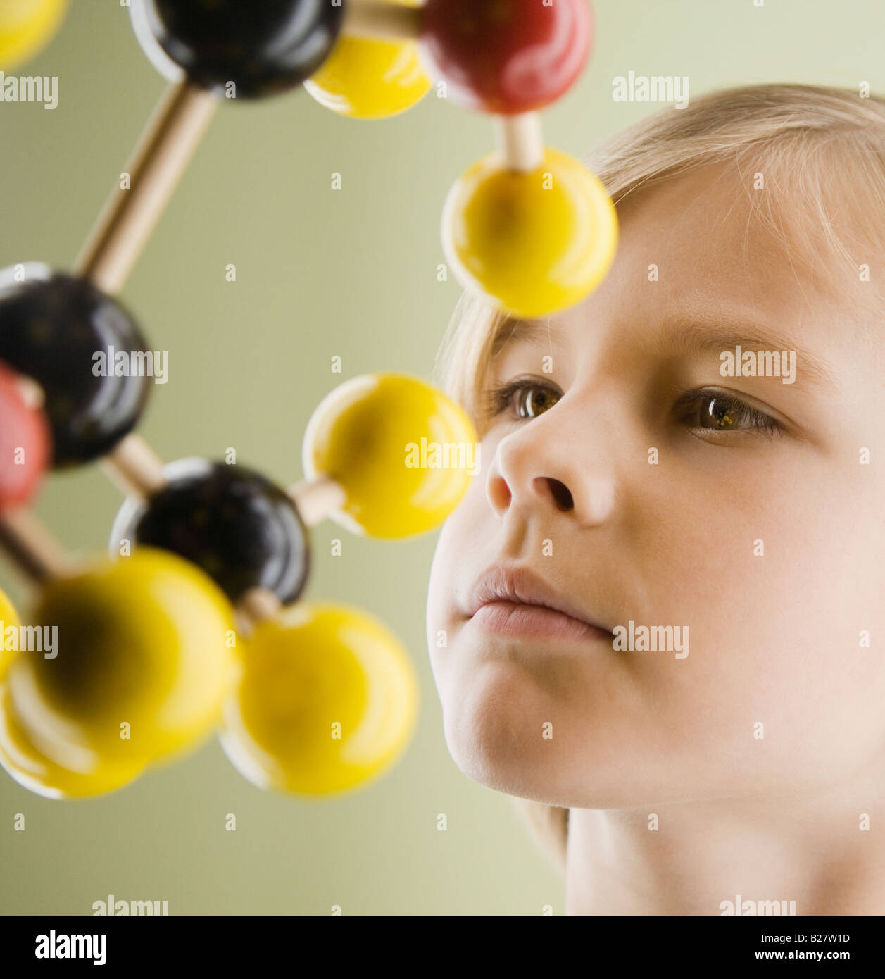 Garçon à la recherche de modèle moléculaire Banque D'Images