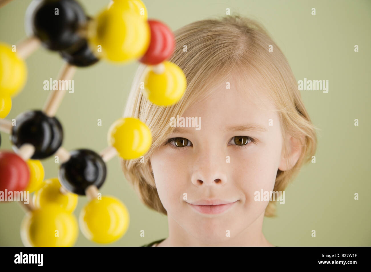 Garçon à côté de modèle moléculaire Banque D'Images