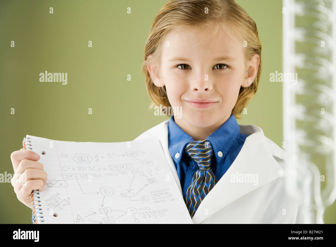Boy holding notebook science Banque D'Images