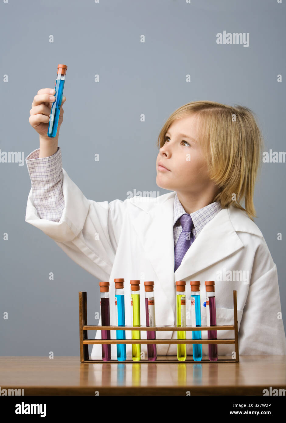 Boy looking at flacon de liquide Banque D'Images