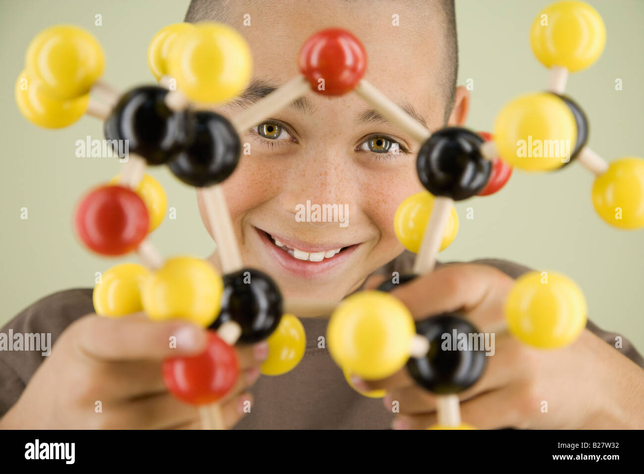 Boy holding molecular model Banque D'Images