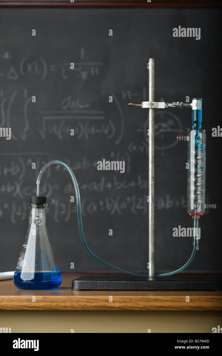 Expérience de science in front of blackboard Banque D'Images