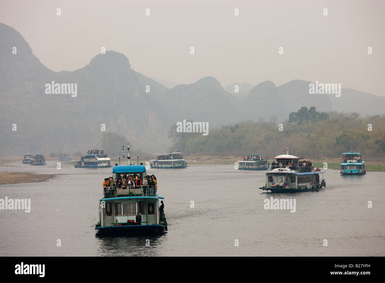 Bateaux de touristes voyagent le long de la rivière Li de Guilin et Yangshuo Chine entre Banque D'Images