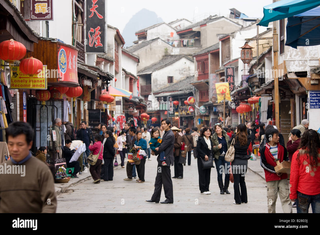 Rue commerçante bondée de Yangshuo en Chine Banque D'Images