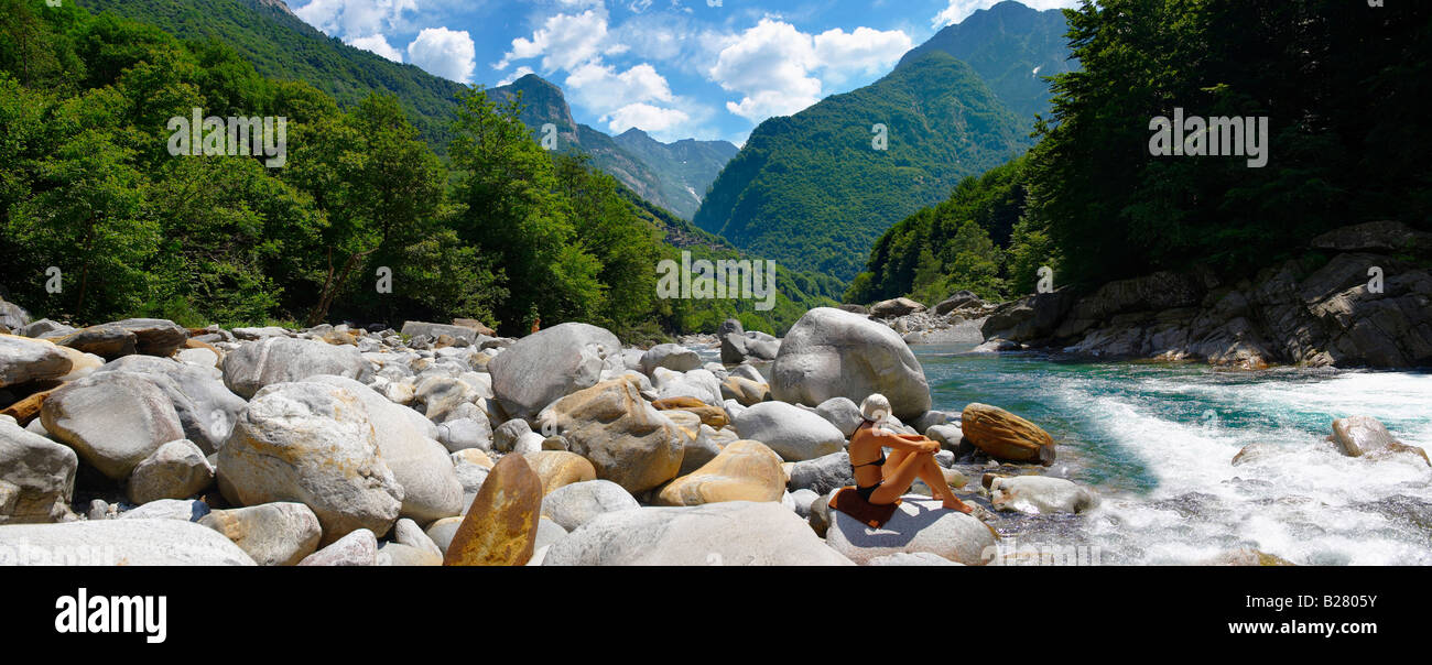 Les femmes soleil dans le rocky préalpes ruisseau dans la vallée à distance de val verzasca , Tessin Banque D'Images