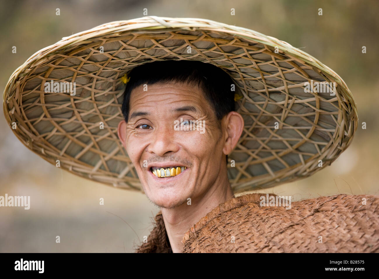 Pêcheur dans coolie hat traditionnels par la rivière Li Guilin Chine Banque D'Images