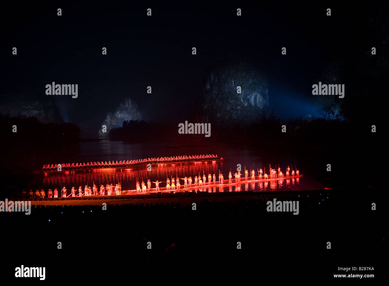 Les membres de l'Impression Liu Sanjie effectuant un spectacle son et lumière réalisé par Zhang Yimou Chine Yangshuo Banque D'Images