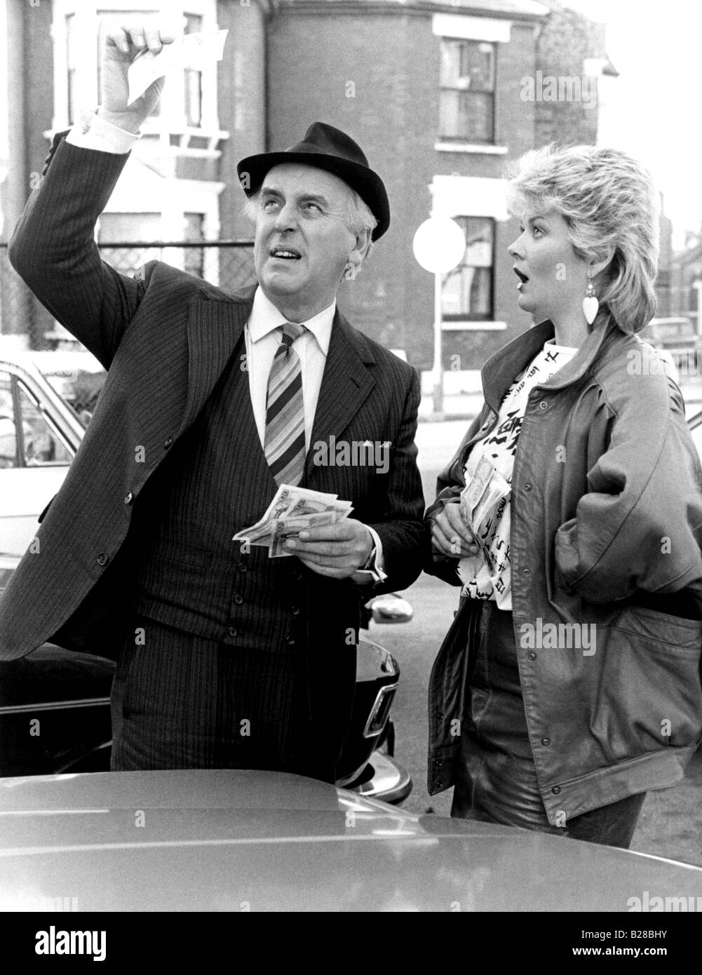 Assistante maternelle - 1980 UK TV série avec George Cole comme Arthur Daley ici avec Chrissie Cotterill comme Denise en septembre 1984 Banque D'Images