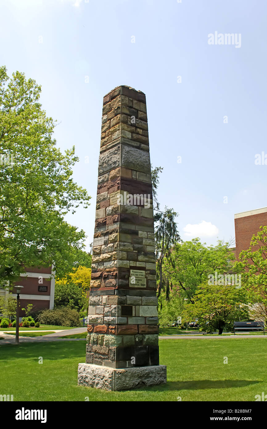 Obélisque constitué de différentes pierres utilisées dans la construction de l'État à l'Université Penn State College PA Banque D'Images