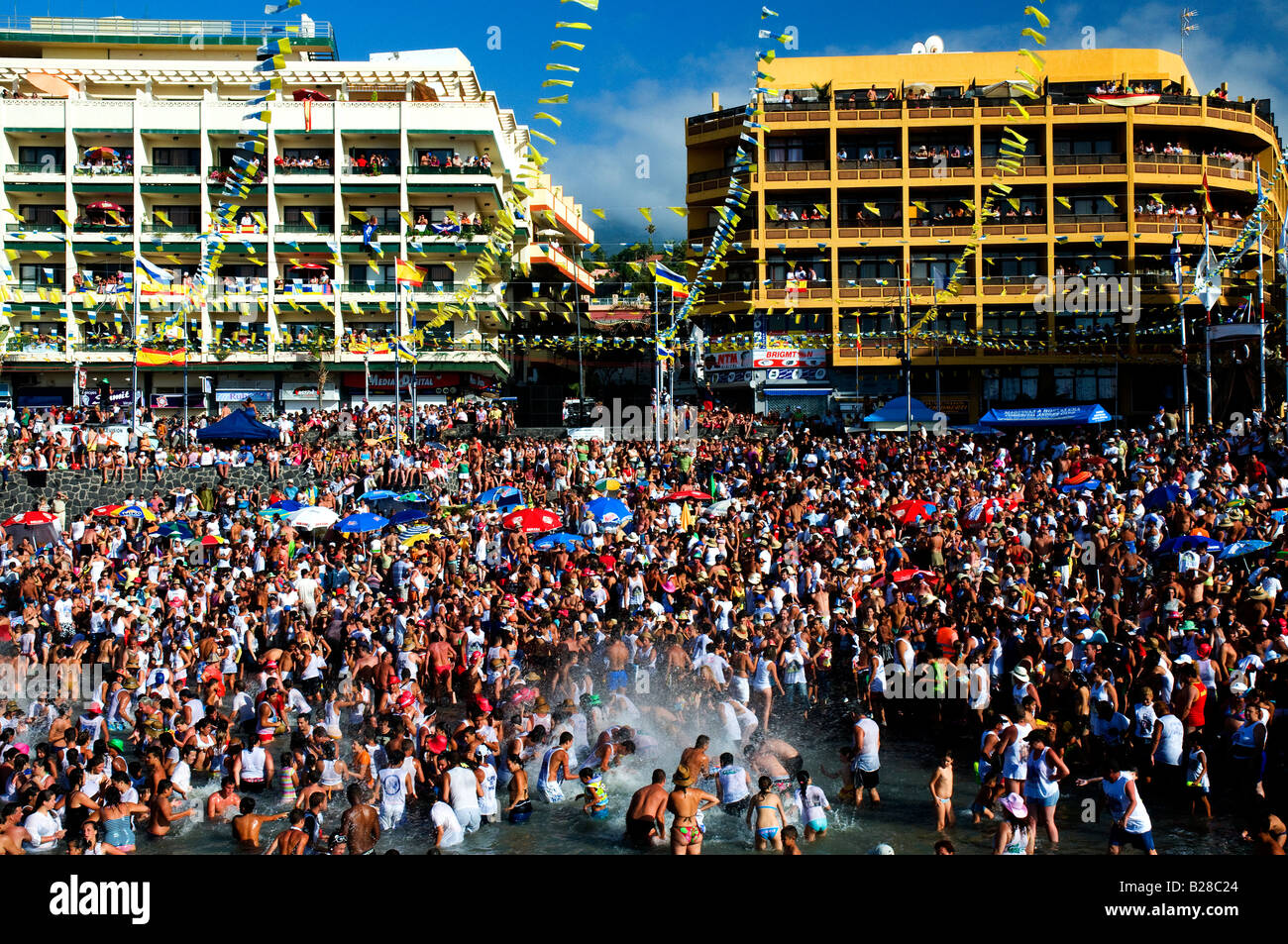 L'attente 'La Embarcacion de la Virgen del Carmen' (la mer de la Vierge de Carmen) à Puerto de la Cruz, Tenerife, Espagne Banque D'Images