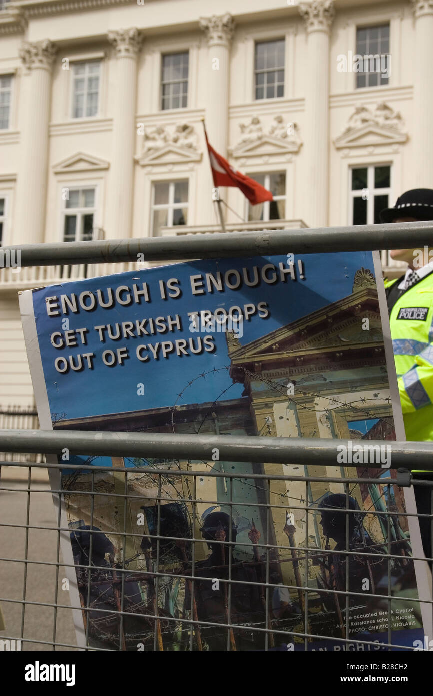 Chypriotes turcs à l'extérieur de l'ambassade turque en Belgave Square à Londres, le 34e anniversaire de l'invasion turque à Chypre Banque D'Images