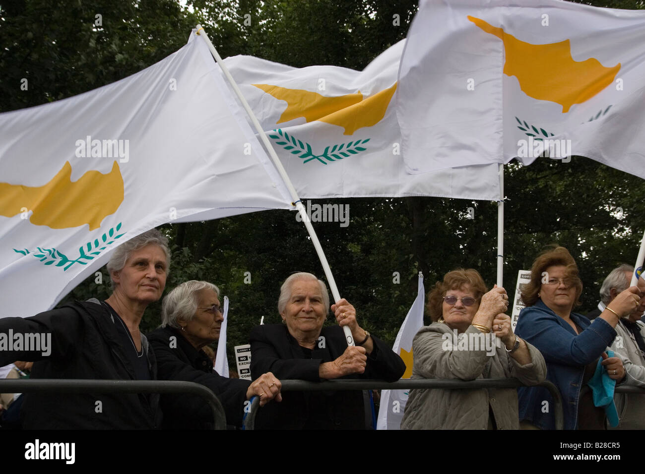 Chypriotes turcs à l'extérieur de l'ambassade turque en Belgave Square à Londres, le 34e anniversaire de l'invasion turque à Chypre Banque D'Images