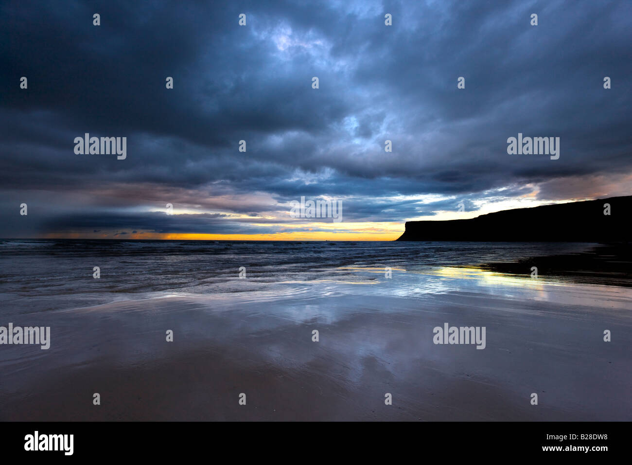 Ciel d'orage à marée basse Huntcliff Saltburn Cleveland Banque D'Images