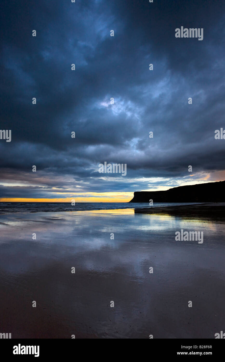 Ciel d'orage à marée basse Huntcliff Saltburn Cleveland Banque D'Images