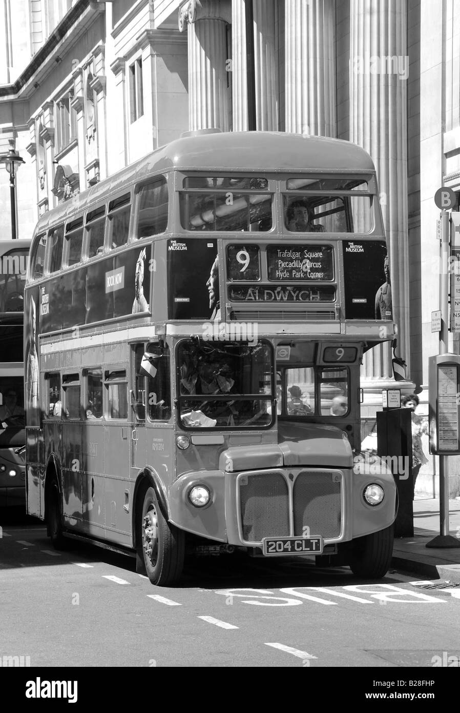 Routemaster bus à impériale, à Londres, en noir et blanc Banque D'Images