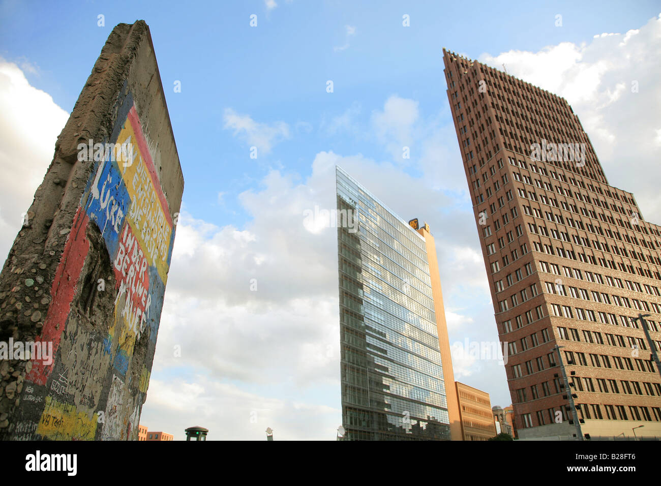 Un morceau du mur de Berlin sur l'affichage près de la Potsdamer Platz à Berlin, Allemagne Banque D'Images