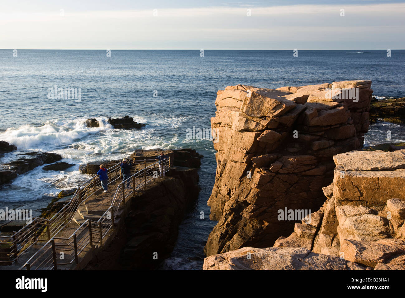 Les touristes à Thunder Hole, l'Acadia National Park, moi Banque D'Images