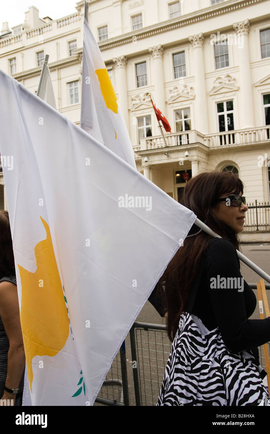 Chypriotes turcs à l'extérieur de l'ambassade turque en Belgave Square à Londres, le 34e anniversaire de l'invasion turque à Chypre Banque D'Images