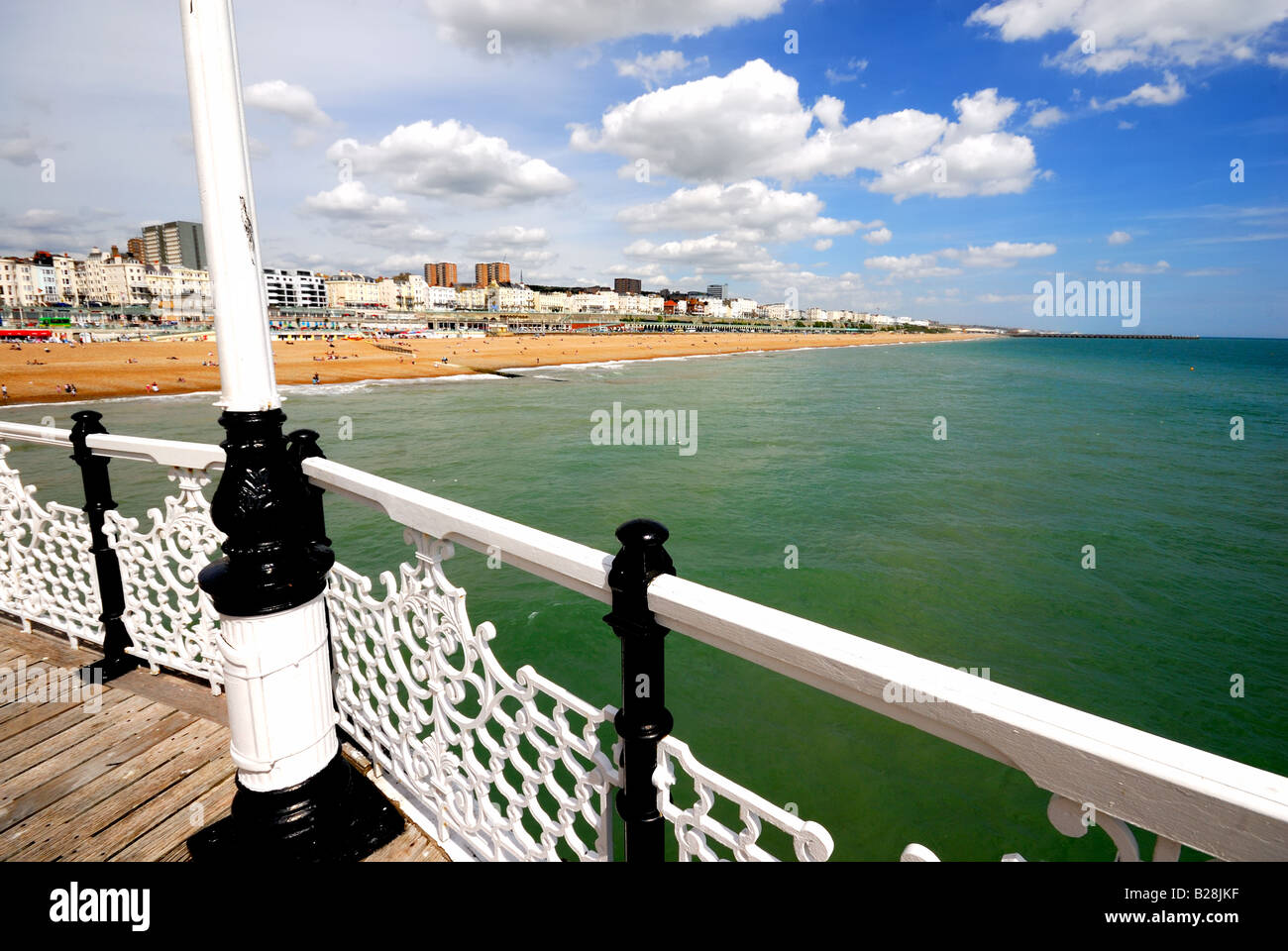 Front de mer de Brighton en été à l'égard de Kemp Town Sussex UK Banque D'Images