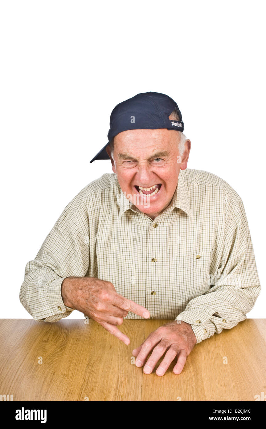 Un homme âgé portant une casquette de baseball montrant l 'yo' hand sign  contre un blanc pur (255) Contexte Photo Stock - Alamy
