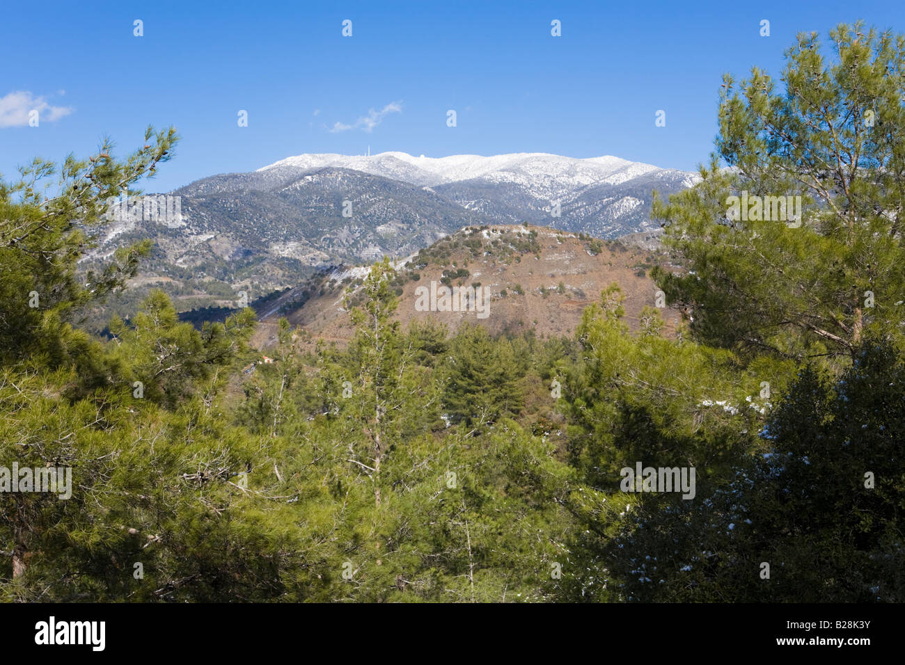 Le mont Olympe sur le massif du Troodos vu de près de Dongo, Chypre Banque D'Images