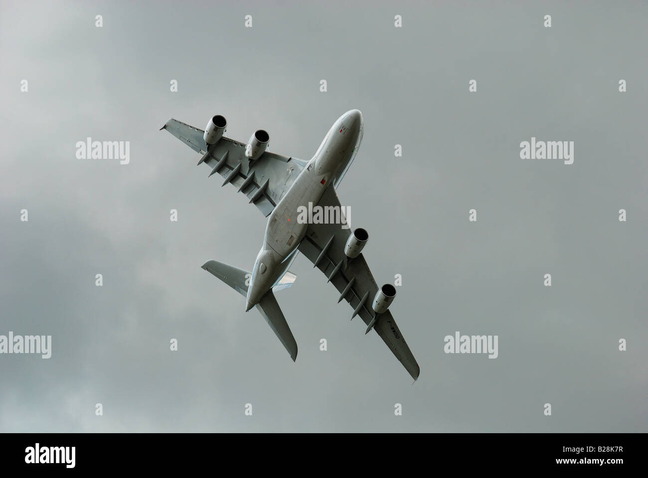 Un avion de ligne Airbus A380 avion contre nuages gris Banque D'Images