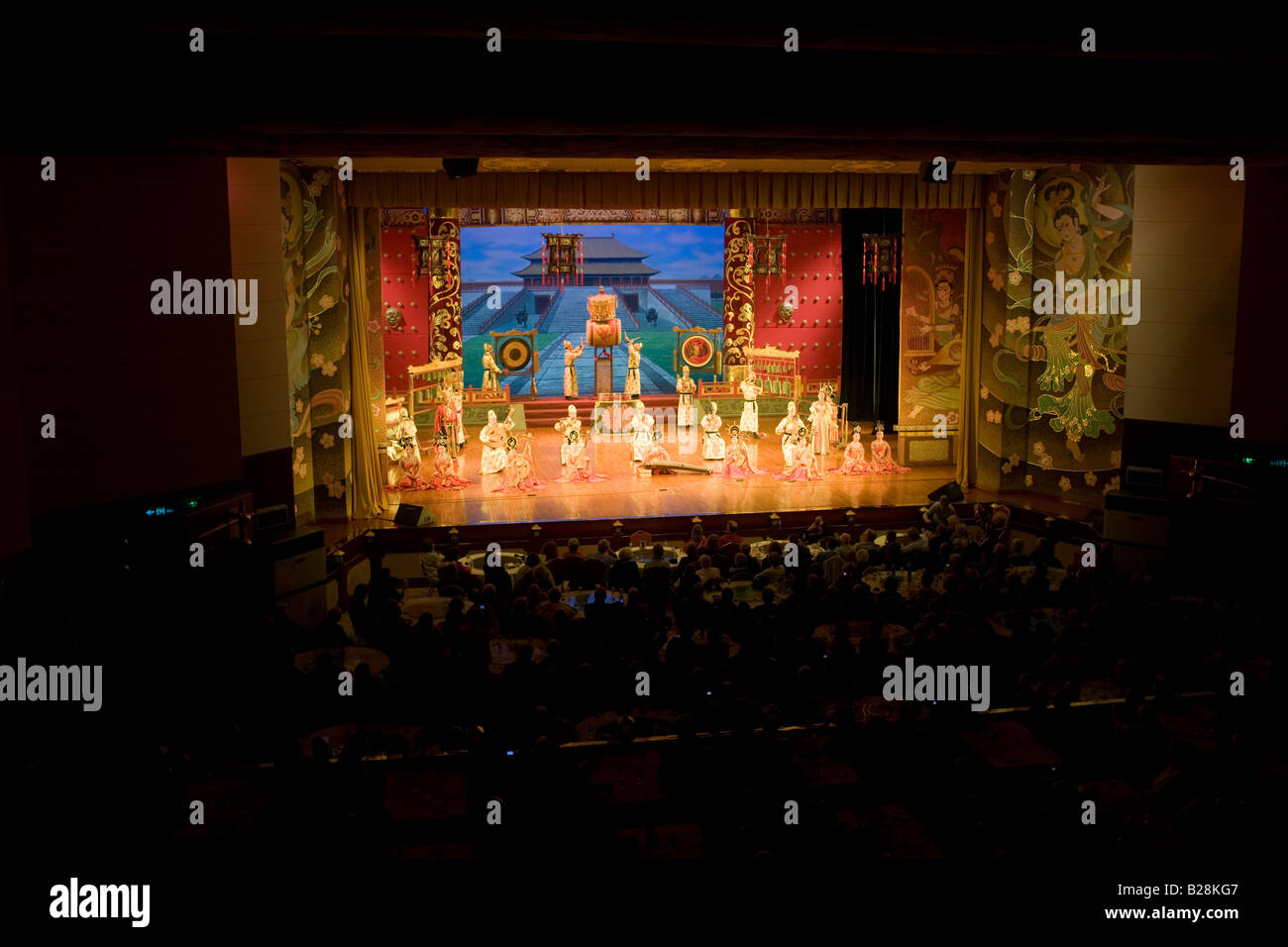 Dans l'exécution de danseurs spectacle de danse Tang Grand Opera House de Shaanxi Xian Chine Banque D'Images