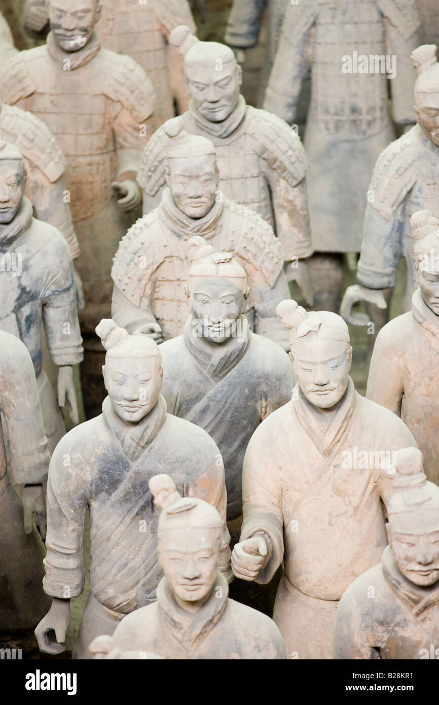 Les hommes d'infanterie à 1 chiffres dans les salles d'exposition Musée Qin de guerriers de terre cuite Xian Chine Banque D'Images