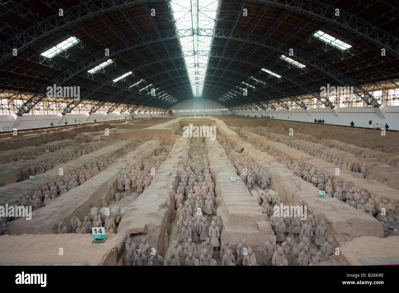 Les touristes voir les chiffres de l'infanterie à partir du bord de la fosse 1 au Musée Qin salles d'exposition de Terre Cuite Chine Banque D'Images