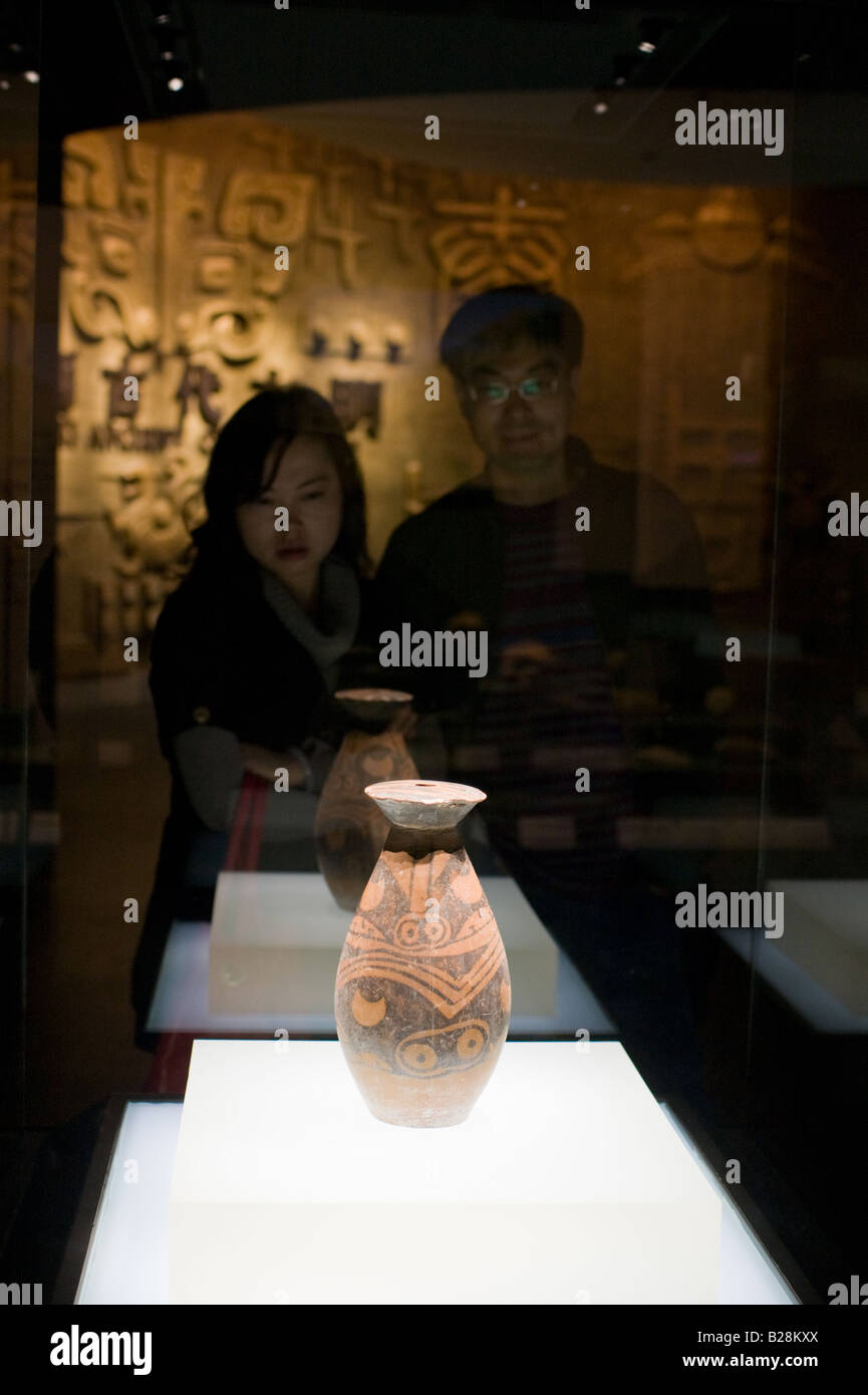 Les visiteurs regarder un navire sur l'affichage en vitrine dans le musée d'histoire de Shaanxi Xian Chine Banque D'Images