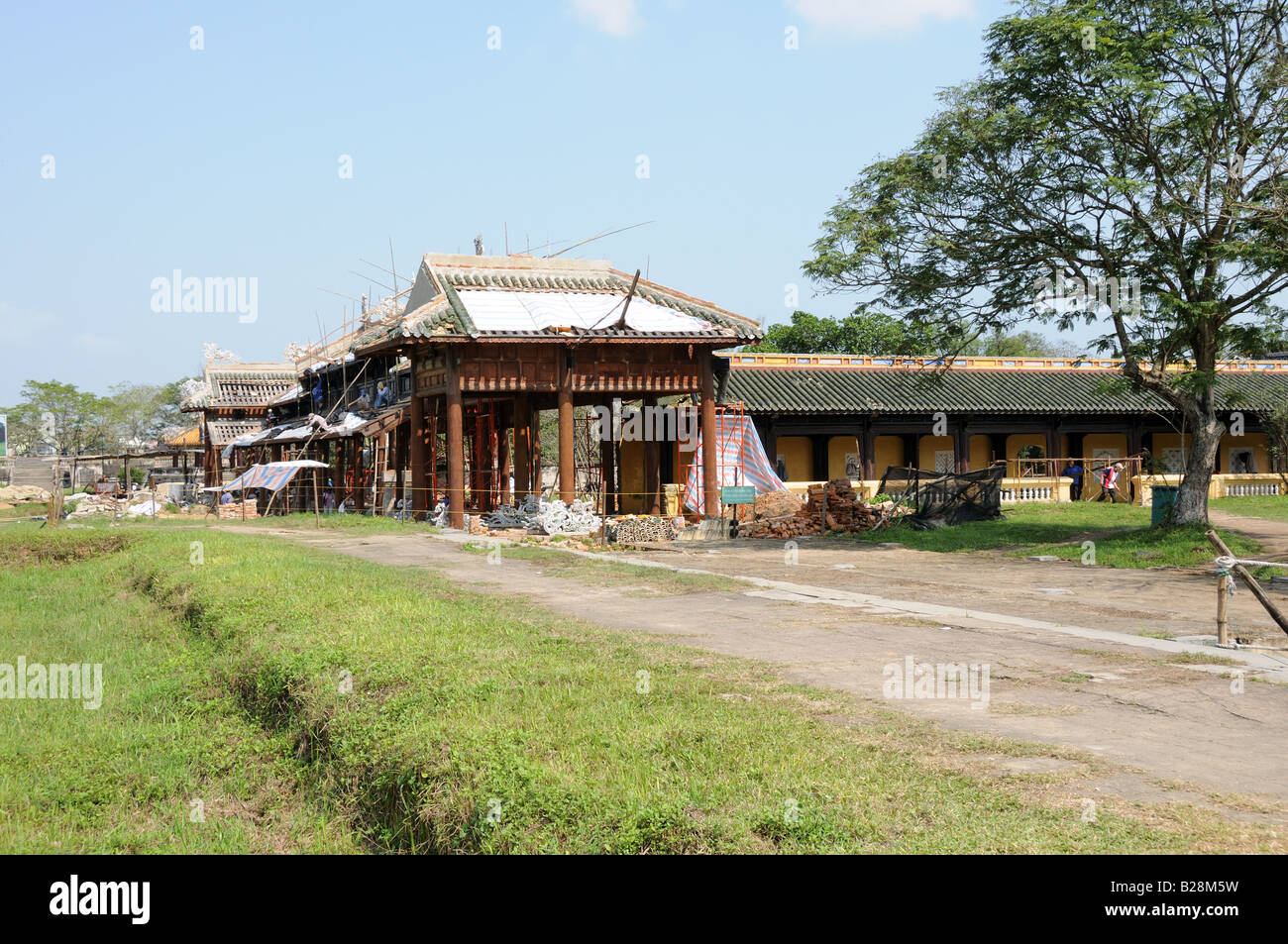 Les travaux de restauration en cours à l'ancienne citadelle endommagée par la guerre du Vietnam Hue site de l'UNESCO Banque D'Images